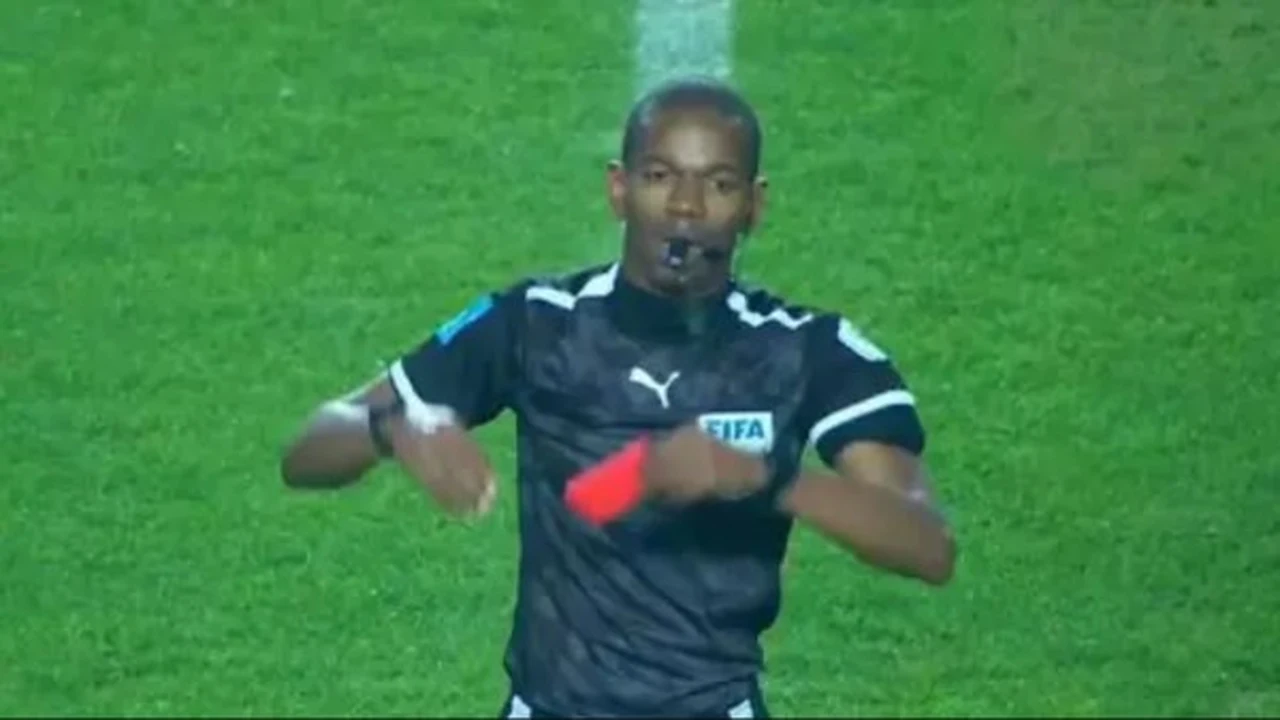 ما السبب الحقيقي وراء إشهار حكم مباراة الأهلي والترجي البطاقة الحمراء بعد النهاية؟